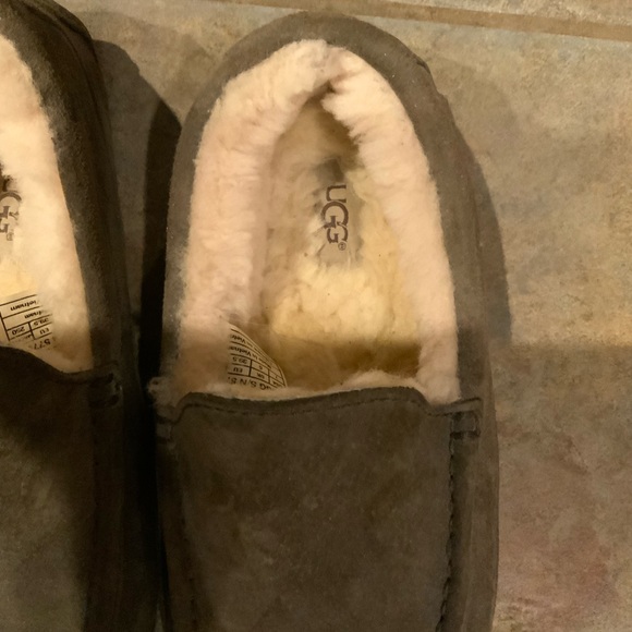 UGG men’s slippers. Size 7 - Picture 2 of 5